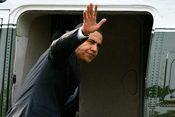 Obama waving grudgingly 2