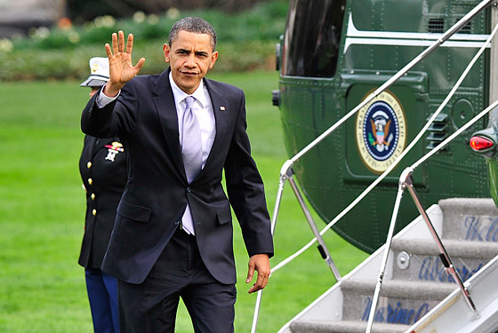 Obama waving grudgingly 3