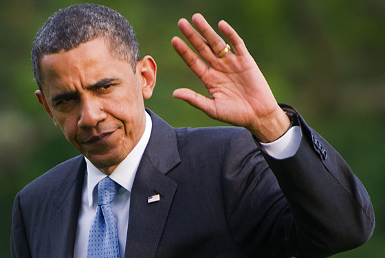 Obama waving grudgingly 4