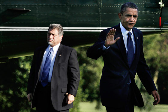 Obama waving grudgingly 5