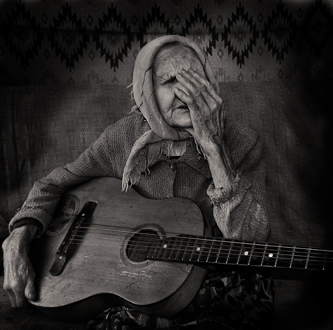 old-woman-and-guitar-2.jpg