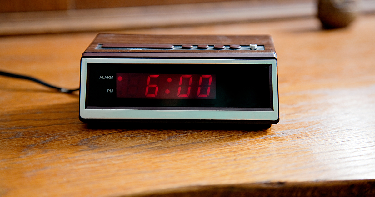 Alarm Clock Gradually Grows Brighter and Brighter So That You Wake Up