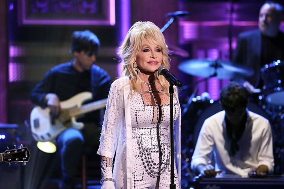 All you need is a cheap wig and padded boobs!' Dolly Parton tells  lookalikes she's one of easiest singers in the world to impersonate -  Entertainment News 