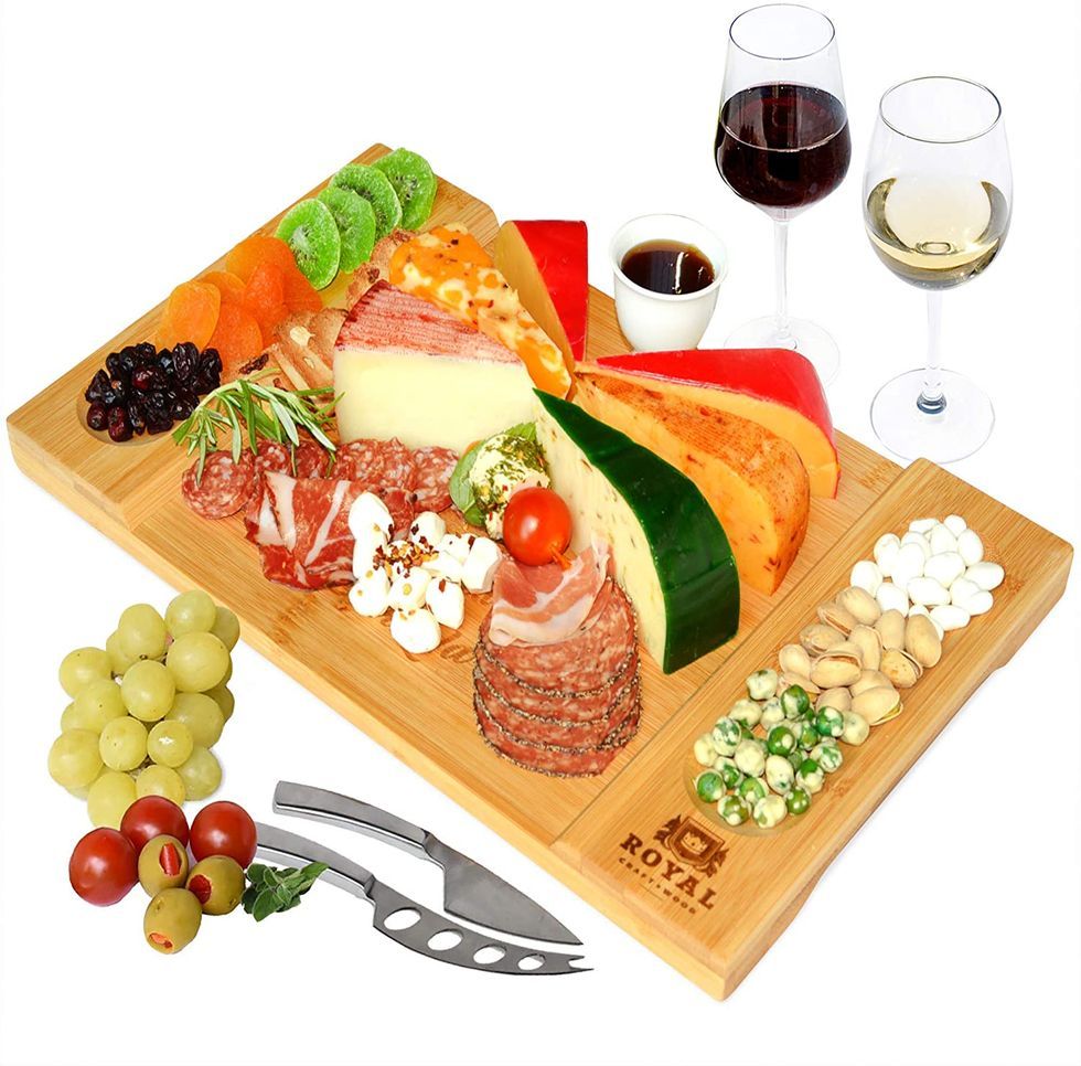 https://twentytwowords.com/wp-content/uploads/2021/08/how-to-make-a-charcuterie-board-fit-for-a-chef_0.jpg.optimal.jpg