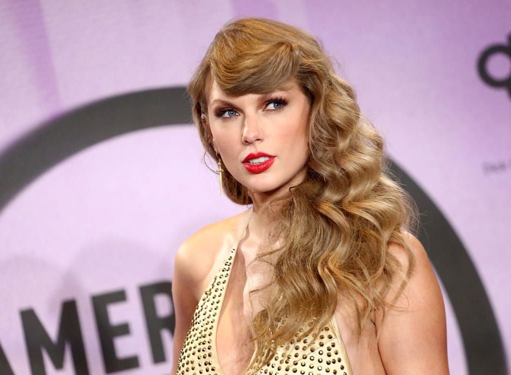 Taylor Swift and Travis Kelce: Pop Star Boosts Sales for Jets and Chiefs  Sunday - Bloomberg