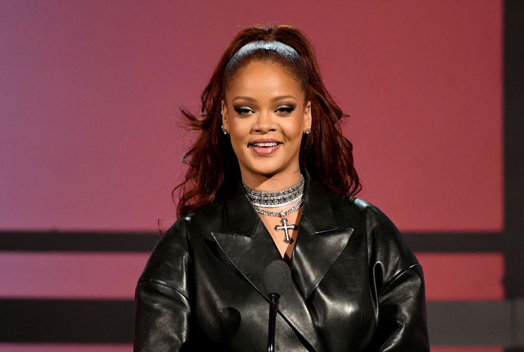 Rihanna reveals she's pregnant at Super Bowl half-time show - BBC News