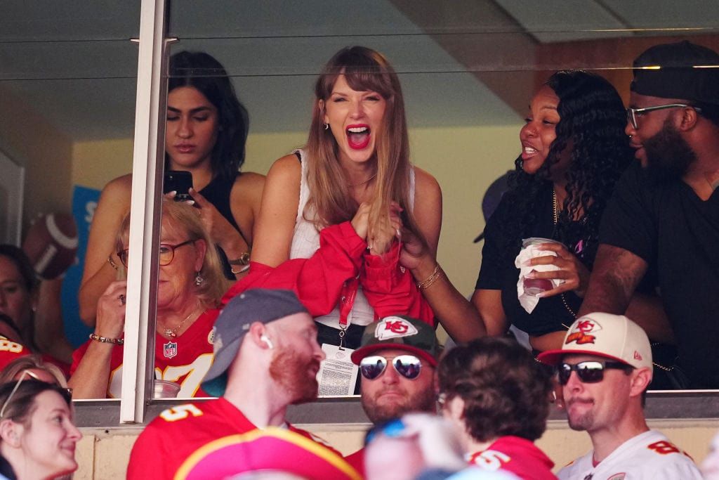 Travis Kelce Jersey Sales Officially Surpass Patrick Mahomes After Taylor  Swift Appearance