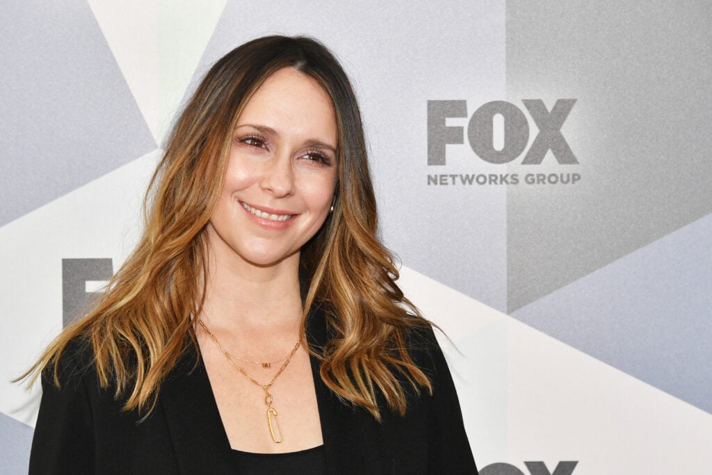 Jennifer Love Hewitt Hits Back After Fans Flood Comments Section Saying She  Looks Different Trending News - 22 Words
